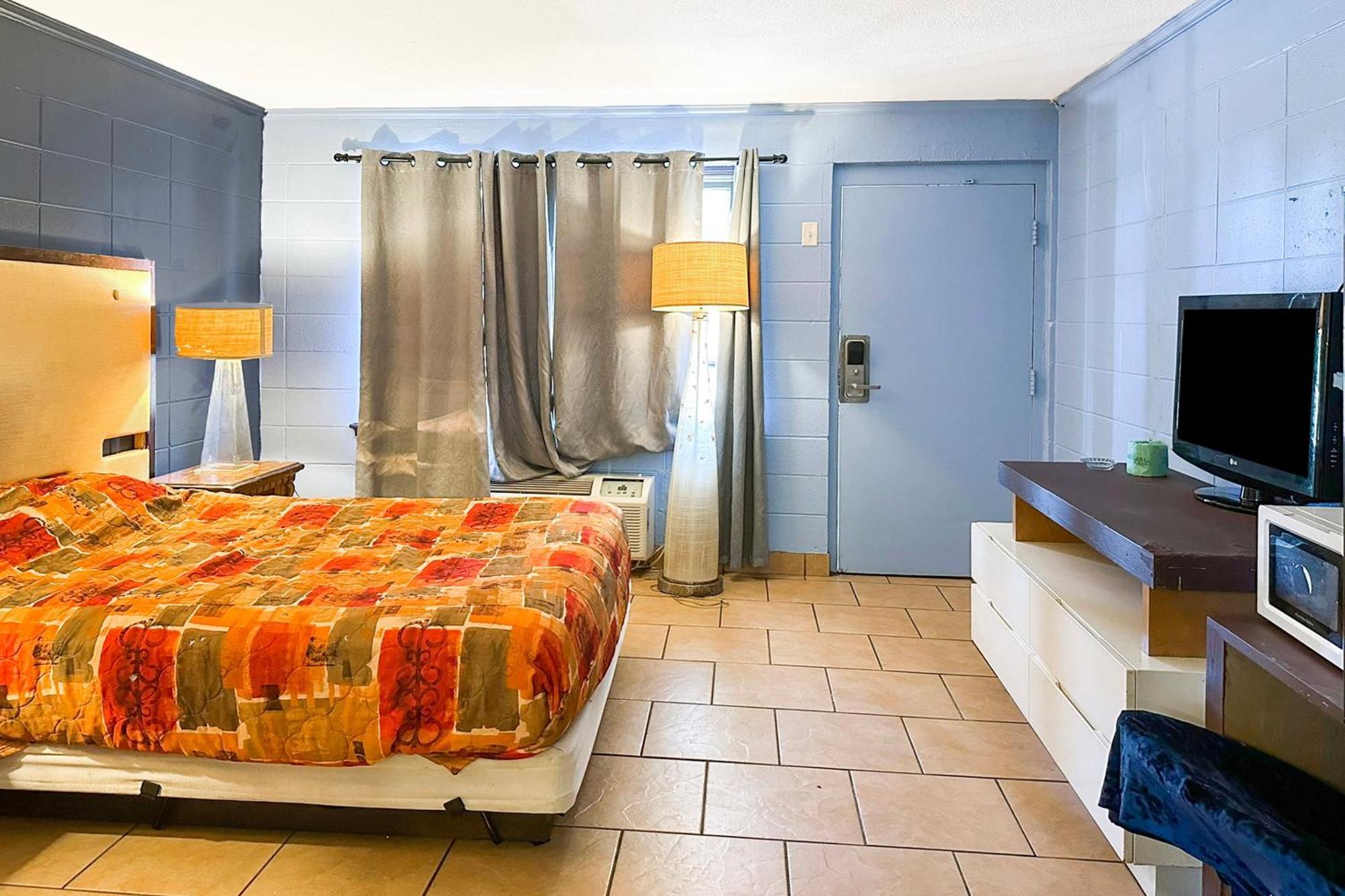 Luxury Inn By Oyo אלבני מראה חיצוני תמונה
