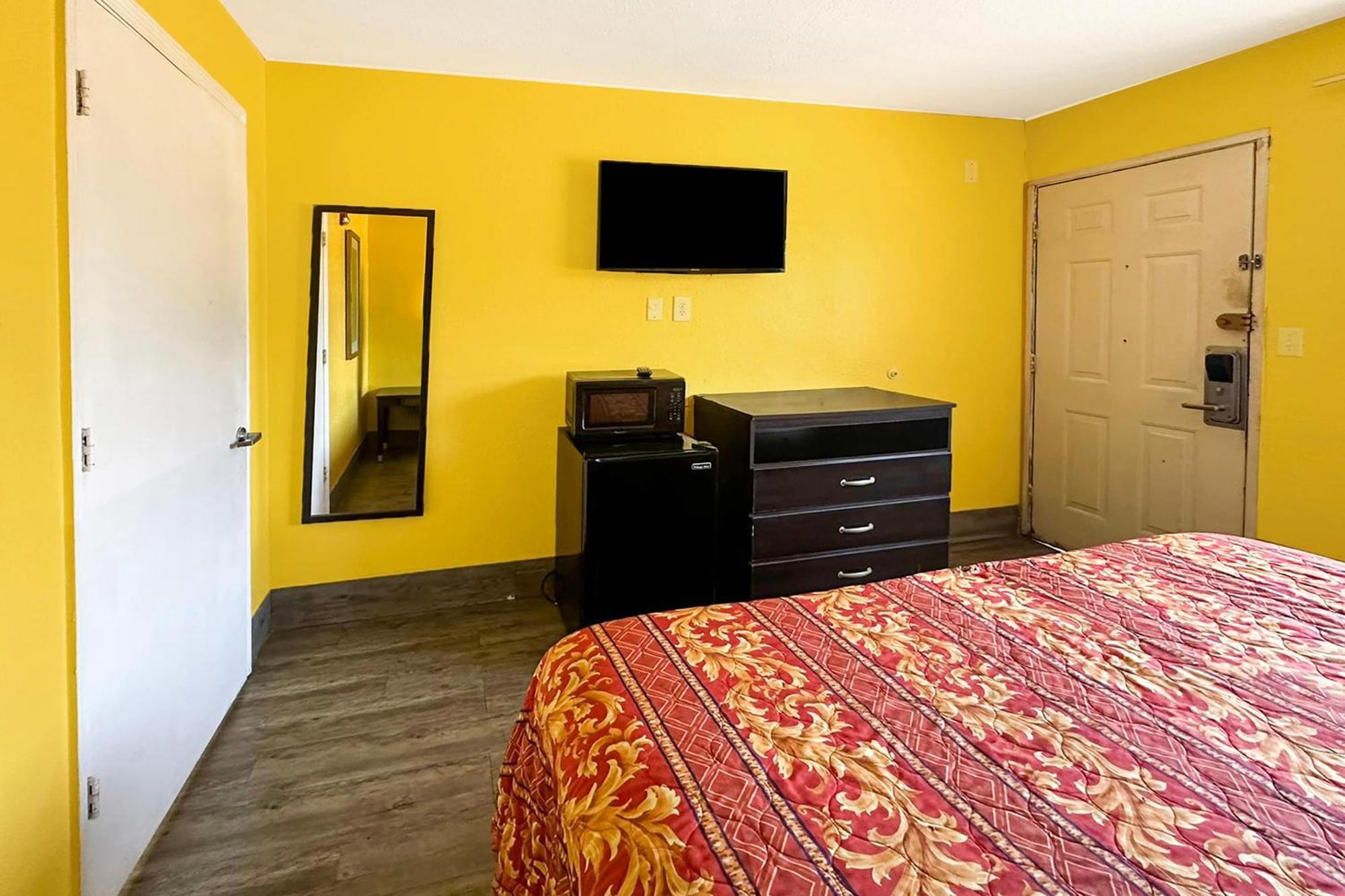Luxury Inn By Oyo אלבני מראה חיצוני תמונה