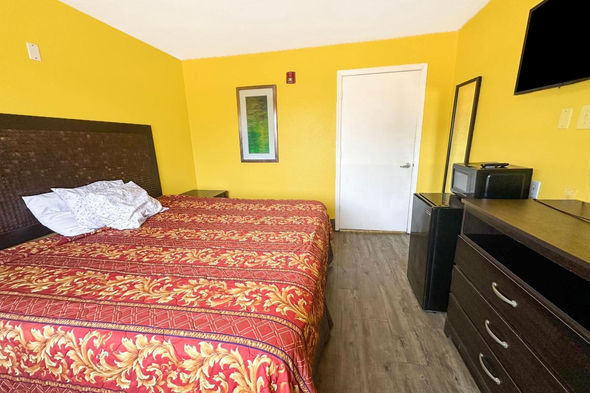 Luxury Inn By Oyo אלבני מראה חיצוני תמונה