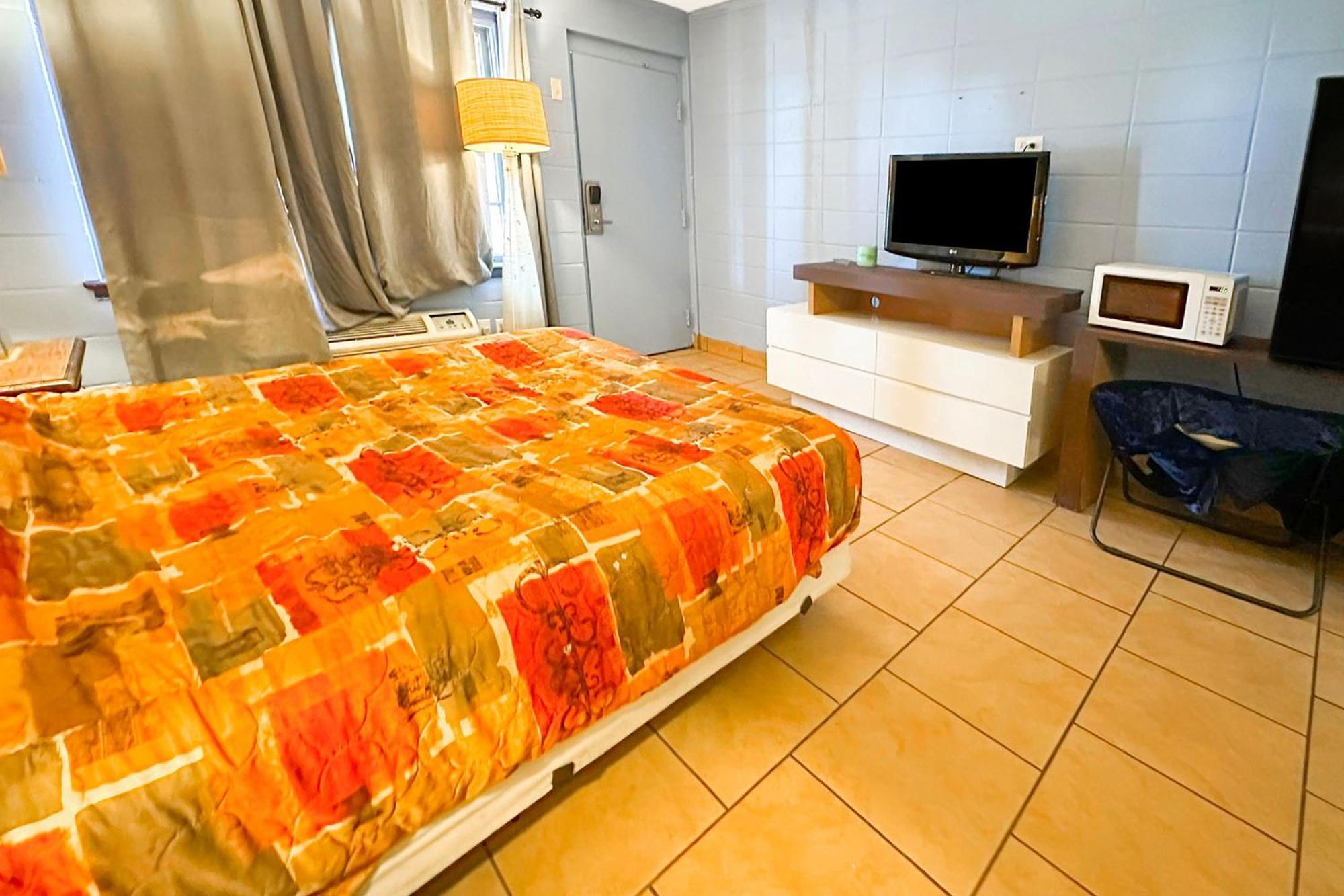 Luxury Inn By Oyo אלבני מראה חיצוני תמונה